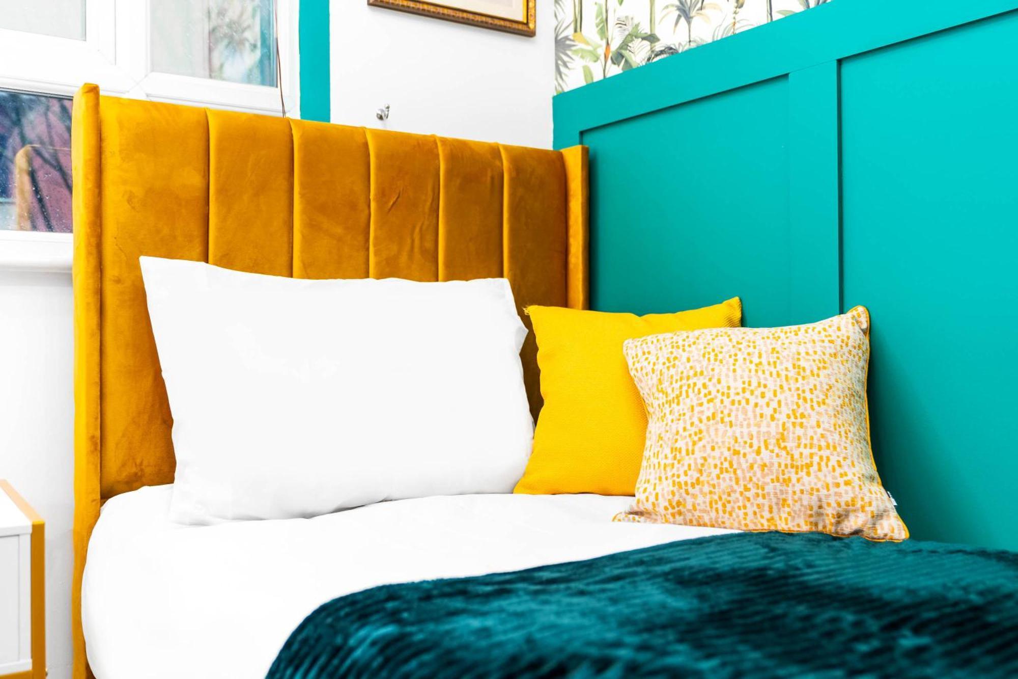 Stylish Manchester 4 Bed House W/Garden ✘ Sleeps 9 - Salford ☆ Free Parking → Smart Tvs In Every Bedroom ☆ Free Netflix & Ultra Fast Wifi ✪ 6 Min To City Centre, Close To Trafford Centre, Etihad Stadium, Manchester Arena, Clubs & More! Zewnętrze zdjęcie
